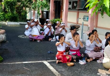 Persembahyangan Bersama Warga Sekolah Dalam Rangka Memperingati Hari Purnama Kawulu